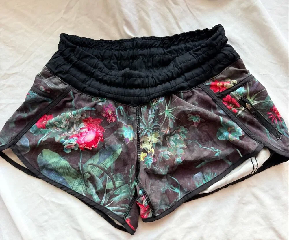 Lululemon Size 4 Hotty Hot Low Rise LR Lined Short 4 Vftm Ggre Floral